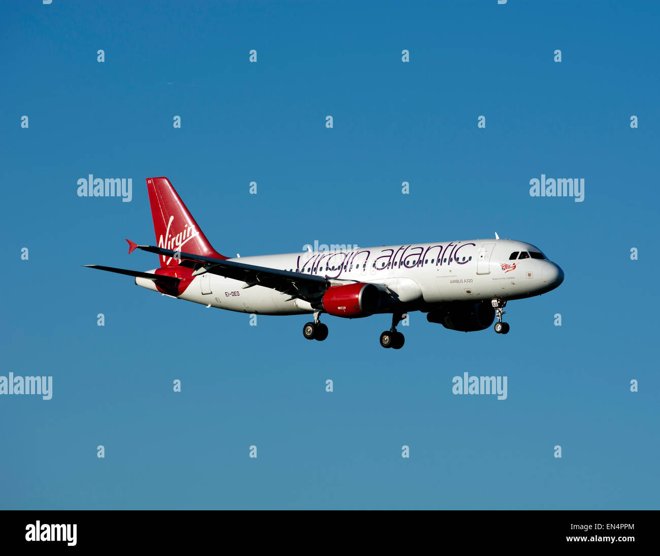 Airbus A320 de Virgin Atlantic (AE-DEO) à l'atterrissage à l'aéroport de Birmingham, UK Banque D'Images