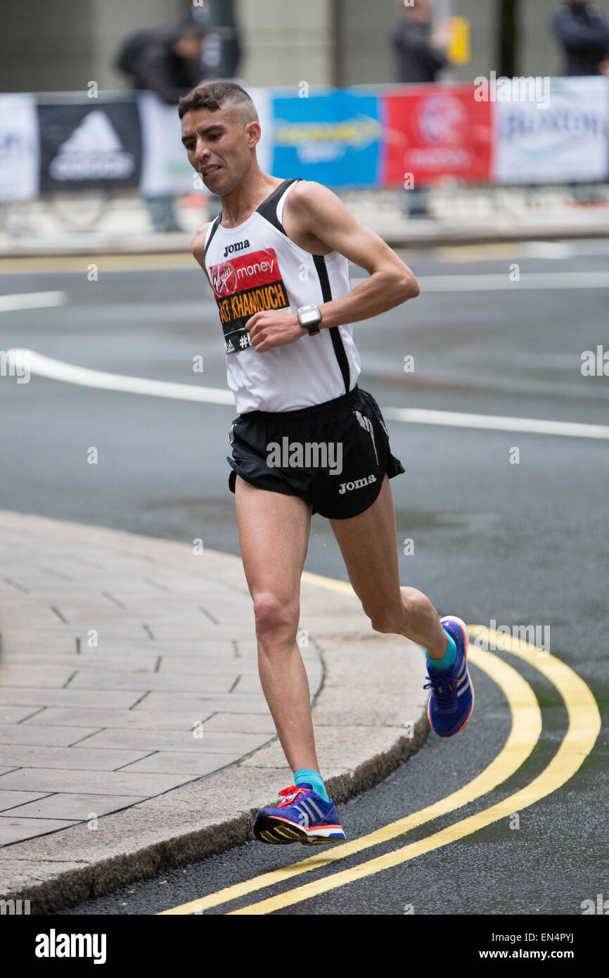 Khamouch tournant à l'aci 2015 Marathon de Londres Virgin Money Banque D'Images