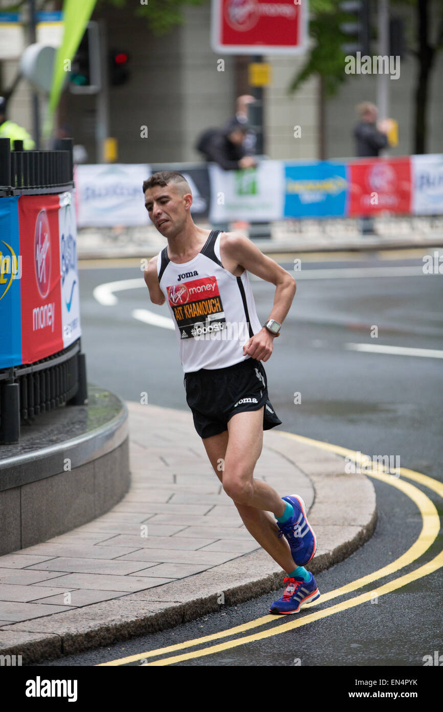 Khamouch tournant à l'aci 2015 Marathon de Londres Virgin Money Banque D'Images