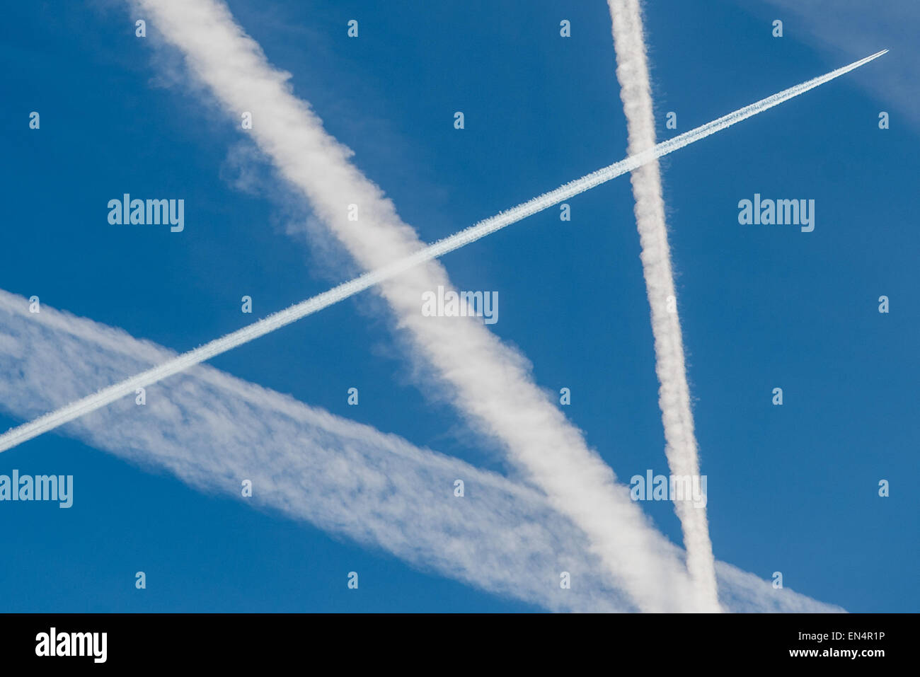 Sieversdorf, Allemagne. Apr 20, 2015. De nombreux essais de condensation sont visibles dans le ciel bleu au-dessus de 48 près de Sieversdorf, Allemagne, 20 avril 2015. Ils sont causés lorsque les gaz d'échappement des moteurs d'avions chaud qui contient de la vapeur d'eau hits de l'air froid. PHOTO : PATRICK PLEUL/dpa/Alamy Live News Banque D'Images