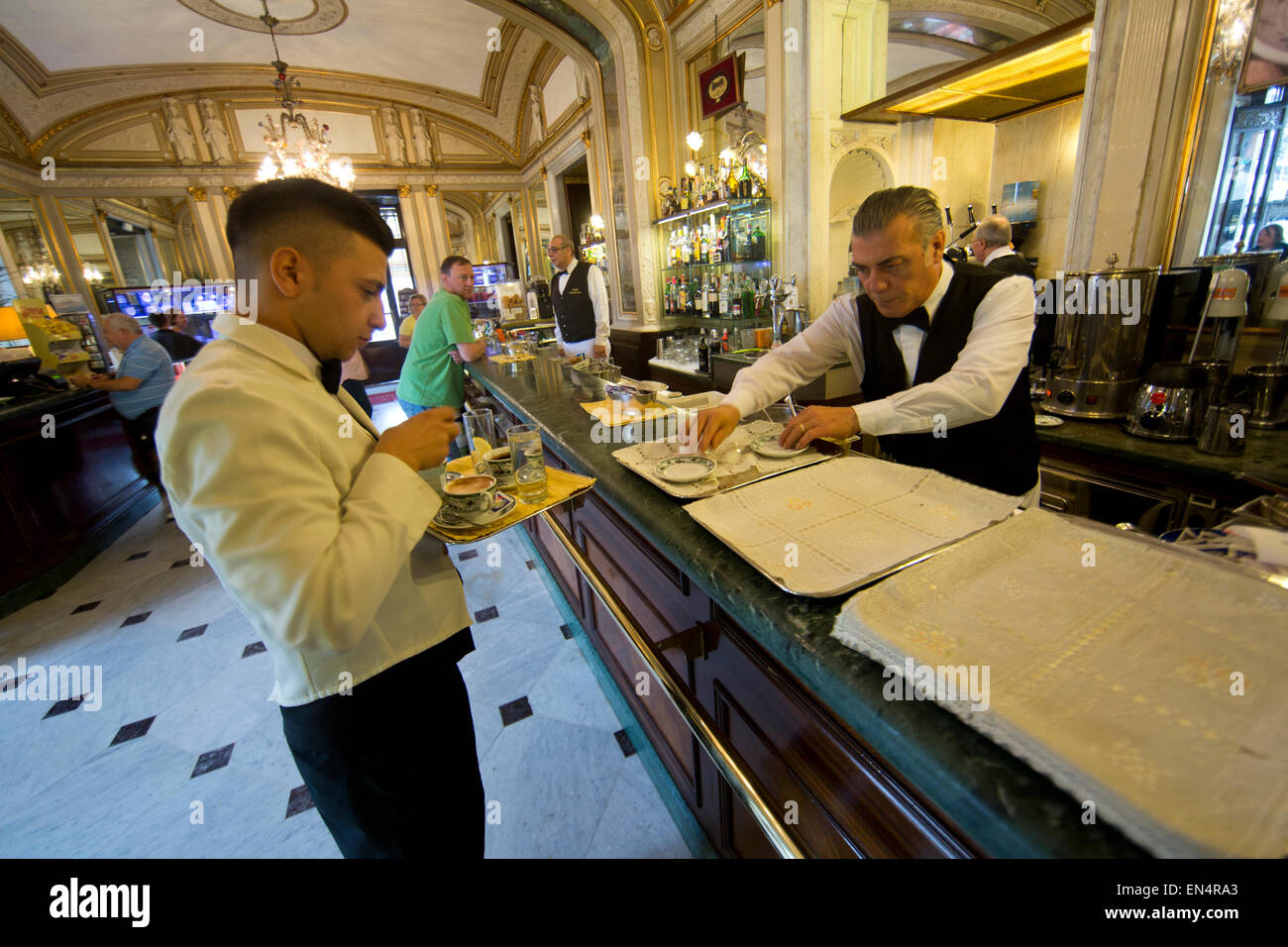 Café Gambrinus à Piazza Trieste e Trento, Naples Banque D'Images