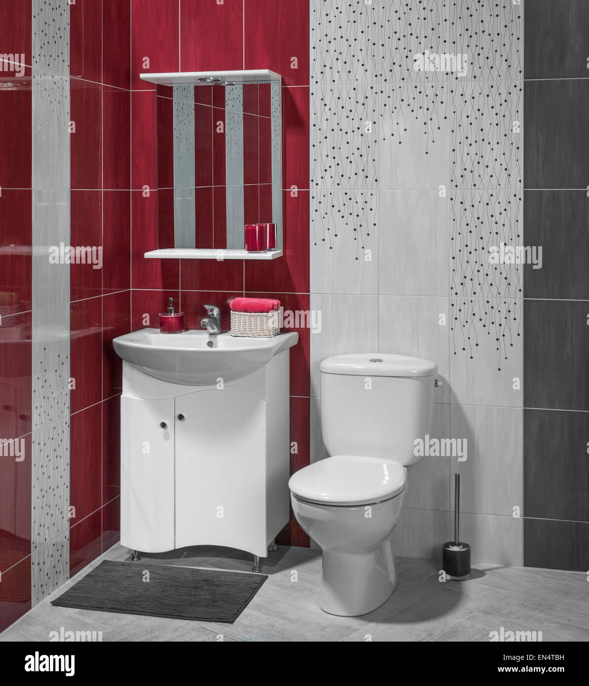 Bel intérieur de salle de bains moderne avec lavabo et toilettes ; décoré  avec des carreaux rouges et gris Photo Stock - Alamy