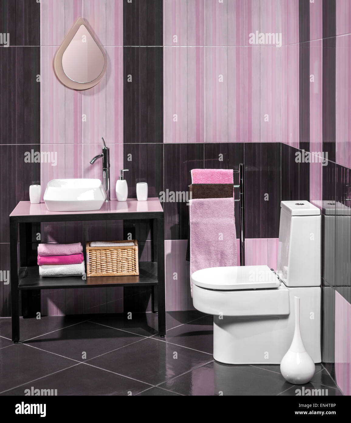 Détail d'une salle de bains moderne avec lavabo et toilettes Banque D'Images