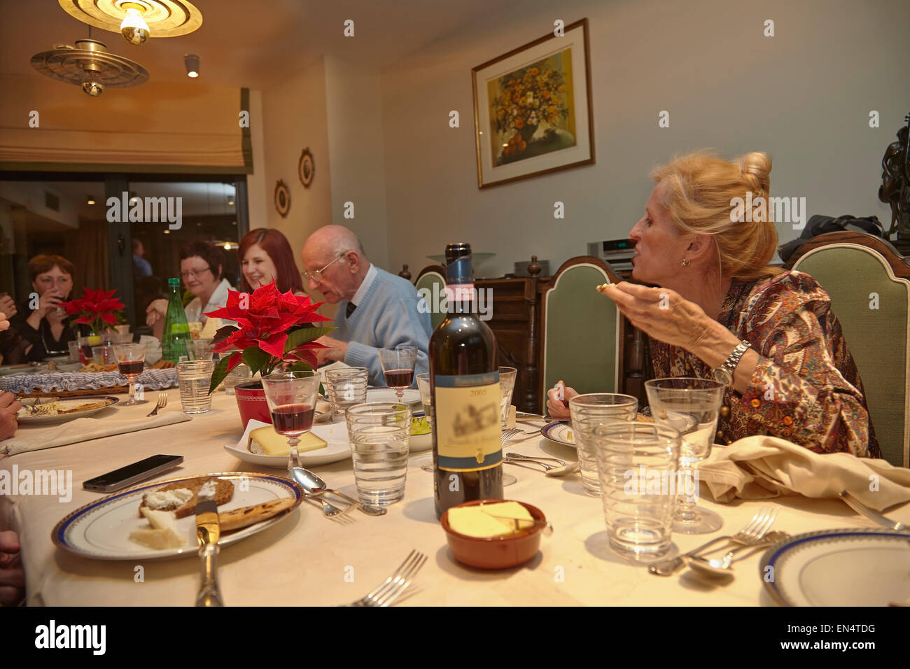 Les parents sont conviés à un dîner familial de la Saint-Sylvestre, avec une tranche d'âge mixte, à Bruxelles, en Belgique. Banque D'Images