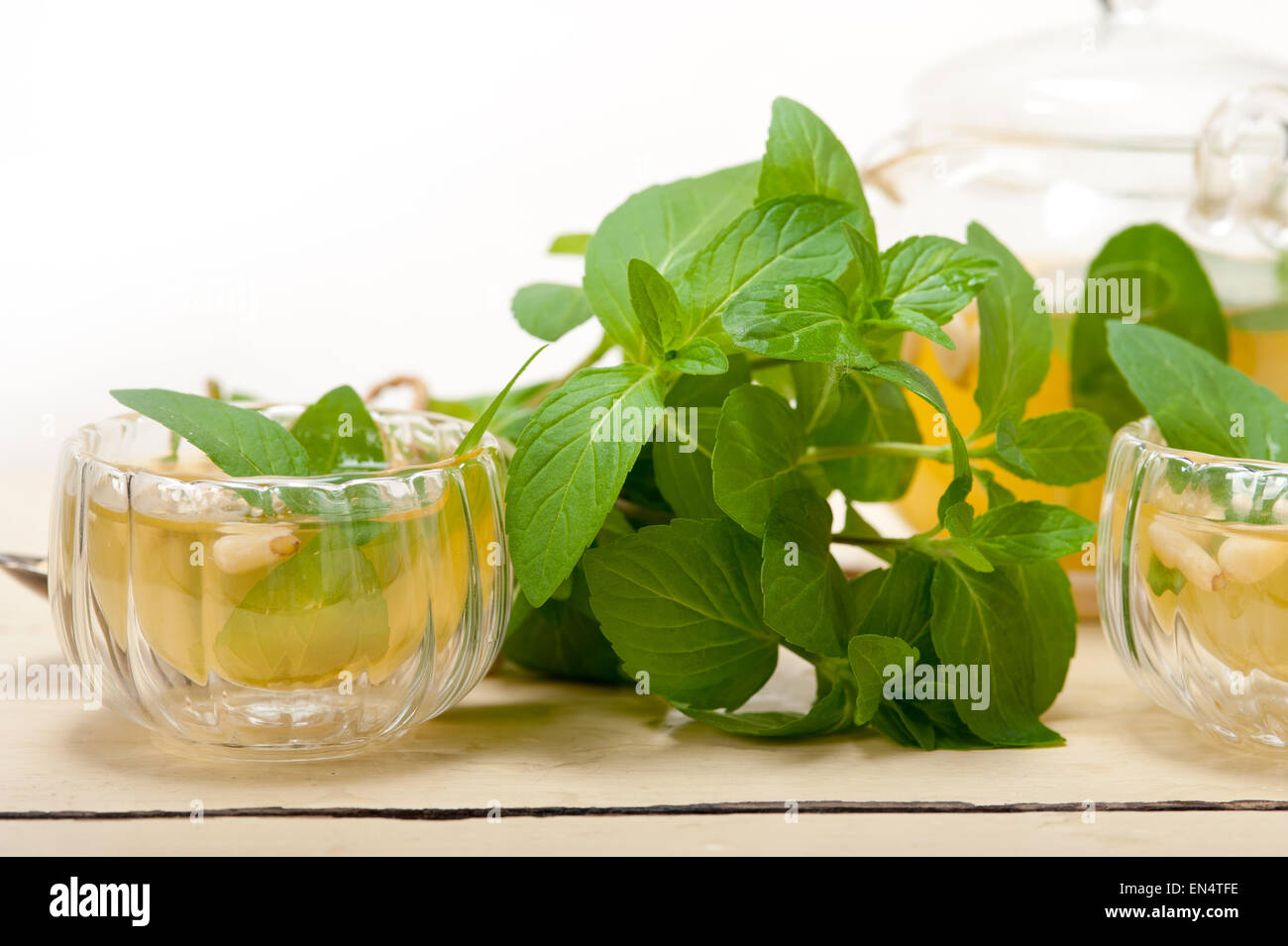 Style traditionnel arabe menthe et noix de pin plateau appelé à tay Banque D'Images