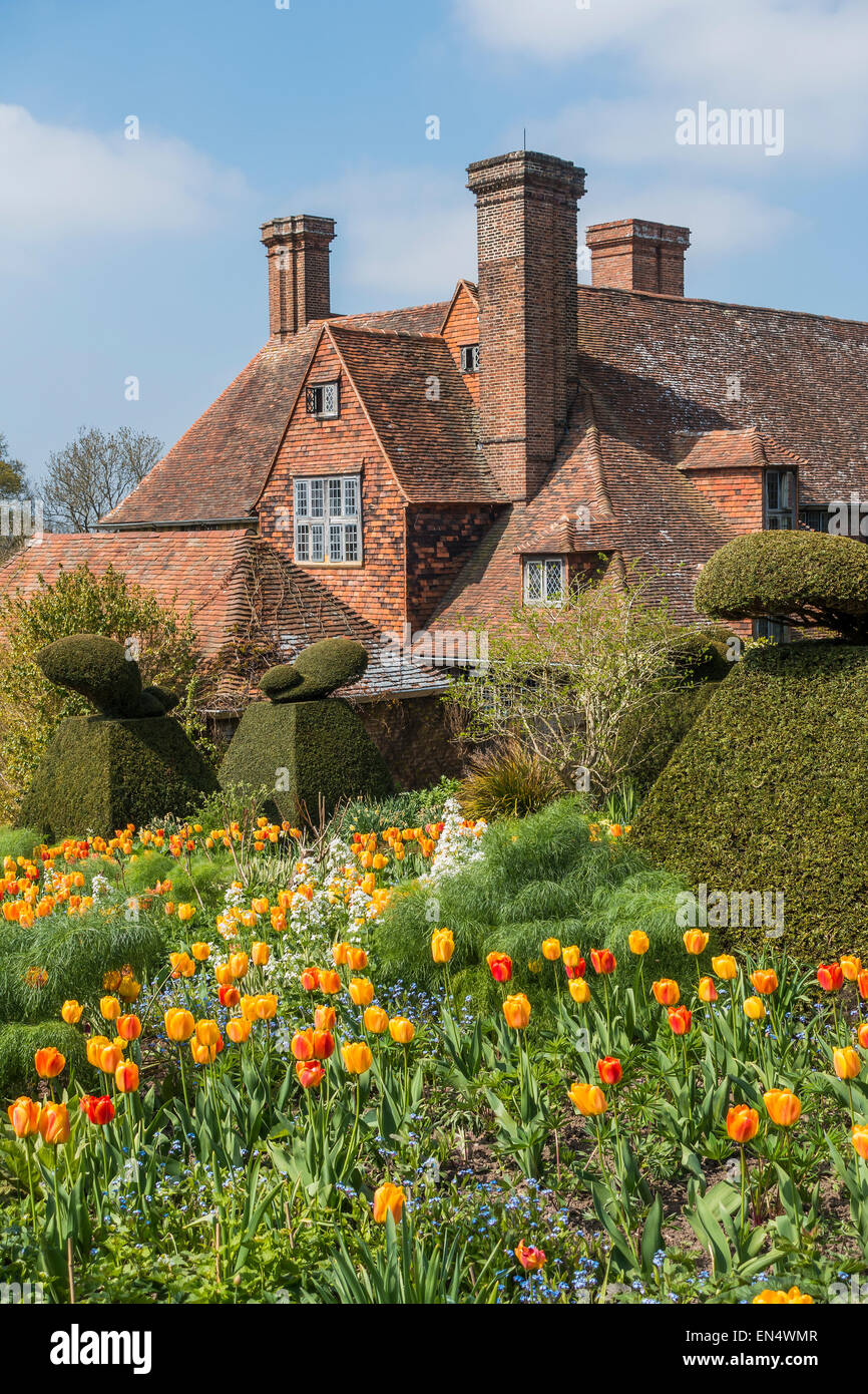 Great Dixter House et Jardin Printemps Tulipes Sandhurst UK Banque D'Images