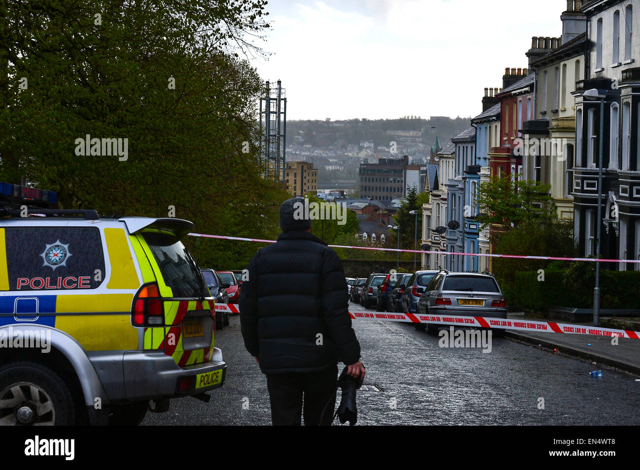 Alerte de sécurité, Londonderry, en Irlande du Nord - 28 avril 2015. Une alerte de sécurité continue, ce matin, après qu'un engin a explosé la nuit à l'extérieur du Service de probation Bureau à Crawford Square. Un certain nombre de familles ont été déplacées de leurs foyers. Crédit : George Sweeney/Alamy Live News Banque D'Images
