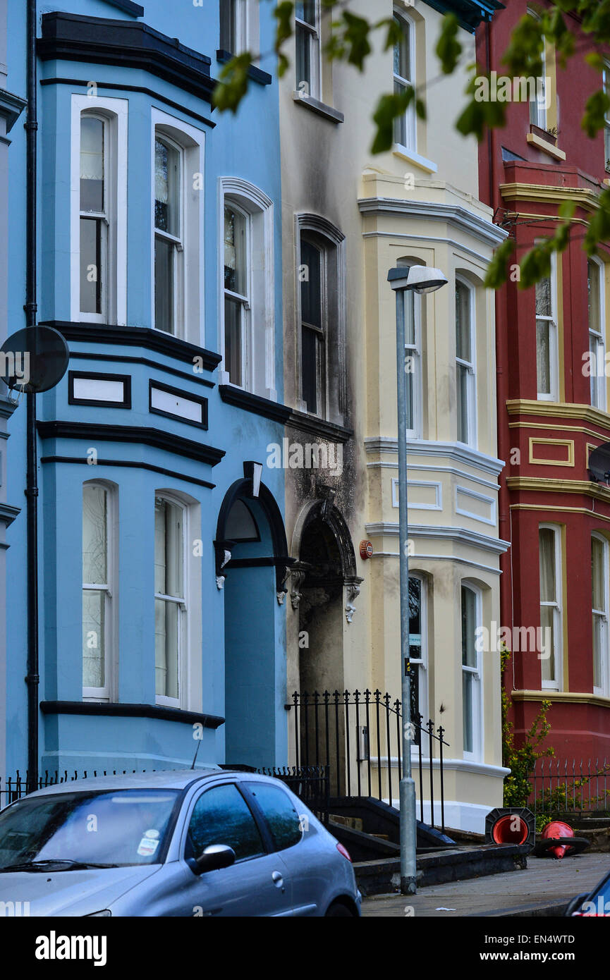 Alerte de sécurité, Londonderry, en Irlande du Nord - 28 avril 2015. Une alerte de sécurité continue, ce matin, après qu'un engin a explosé la nuit à l'extérieur du Service de probation Bureau à Crawford Square. Un certain nombre de familles ont été déplacées de leurs foyers. Crédit : George Sweeney/Alamy Live News Banque D'Images