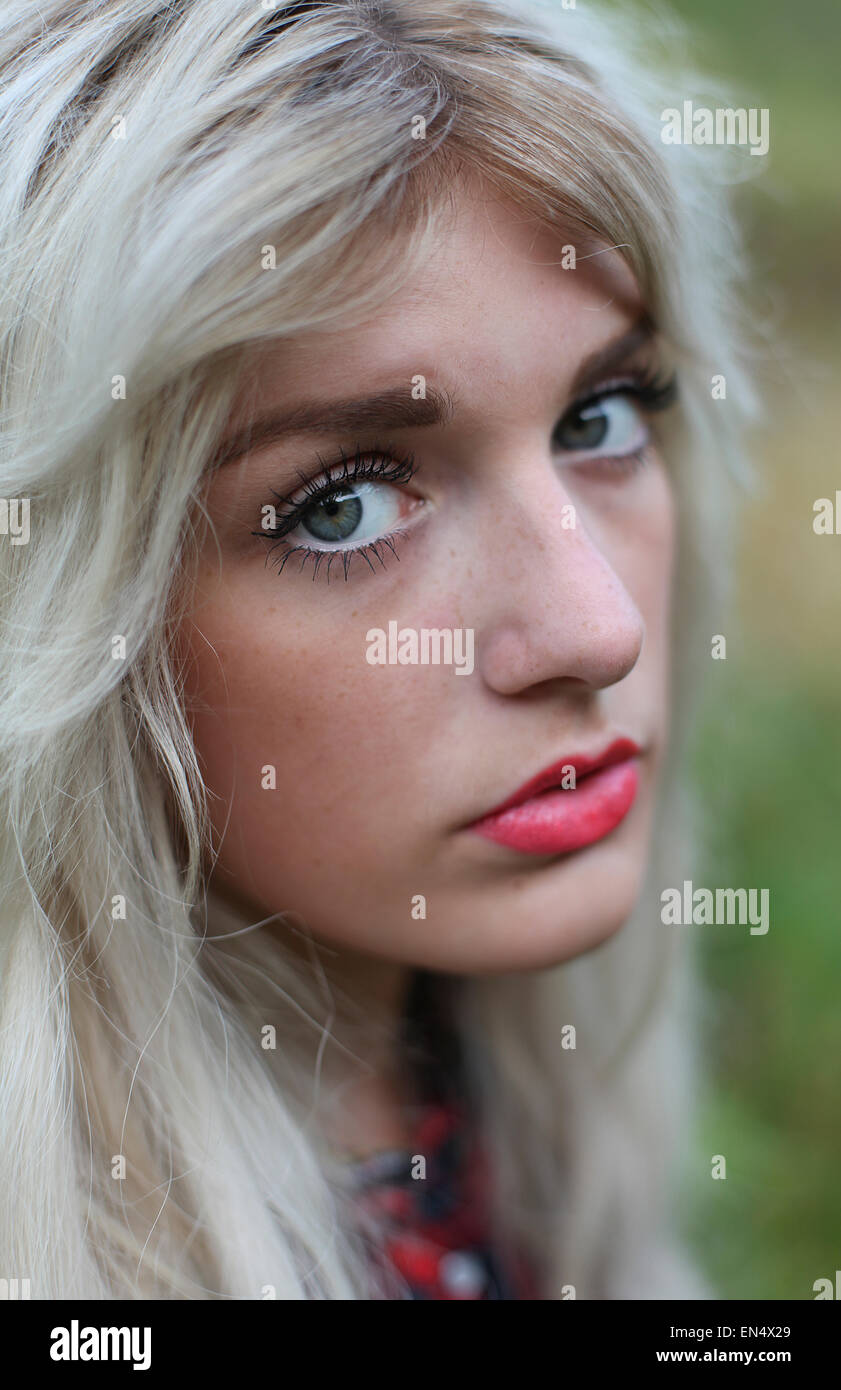 Portrait d'une belle jeune femme avec une peau parfaite et de beaux yeux bleus Banque D'Images