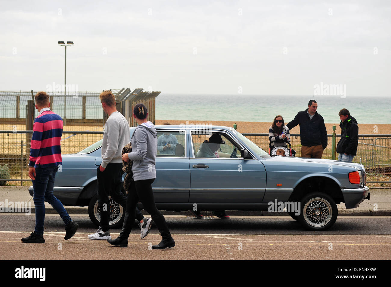 Une modification de bleu pâle Mercedes saloon stationnée le long de route de Madère à Brighton pendant une exposition de voiture. Banque D'Images