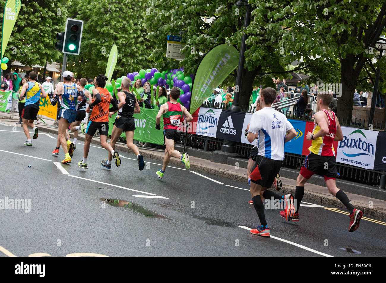 Club, charité et bulletin de coureurs, tournant à la Virgin Money 2015 Marathon de Londres Banque D'Images