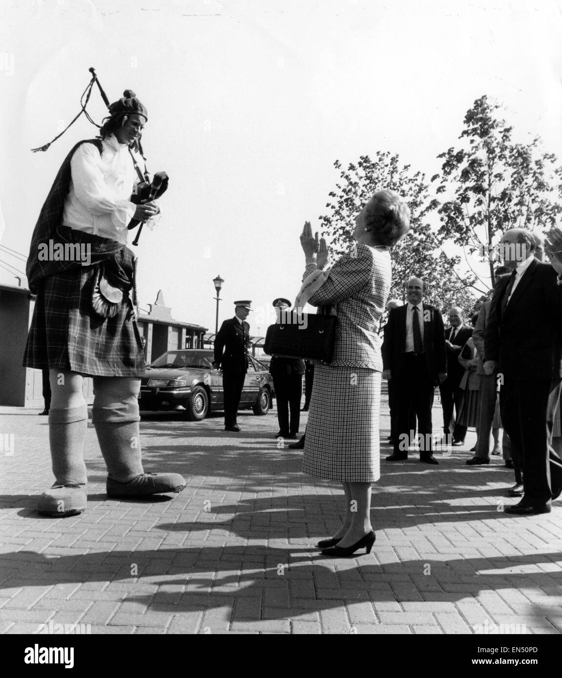 Le premier ministre Margaret Thatcher répond à Mike Rowan 32 d'Est Kilbride alias 'Big Rory' au cours d'une visite à l'Ecosse le 15 mai 1988. Banque D'Images