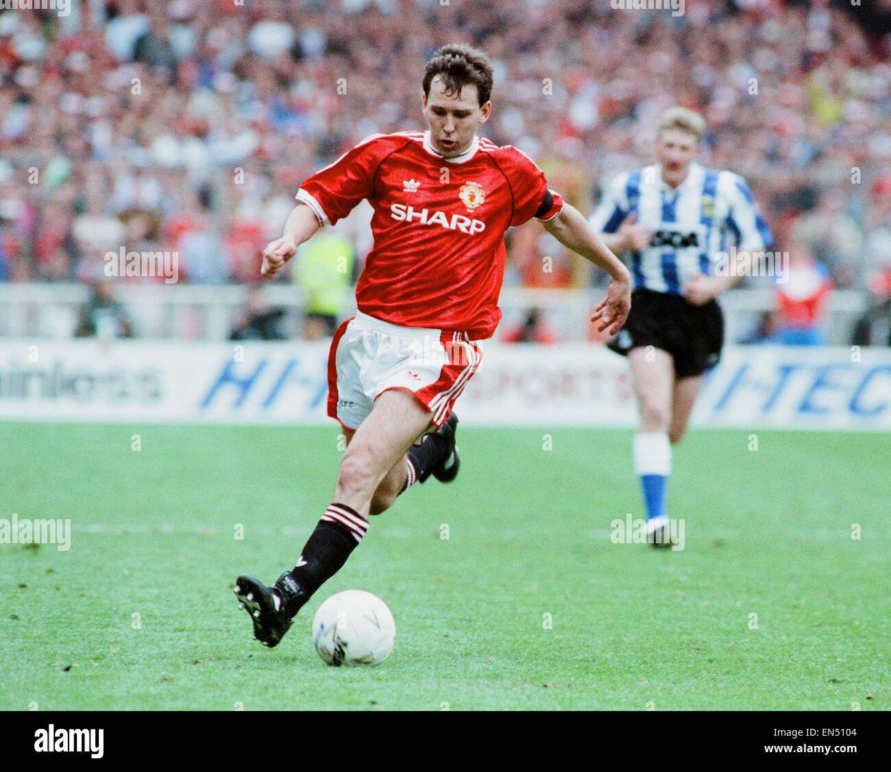 Rumbelows finale de la coupe de la Coupe au stade de Wembley. Sheffield Mercredi 1 v Manchester United 0. Le capitaine de United Bryan Robson sur le ballon. 21 avril 1991. Banque D'Images