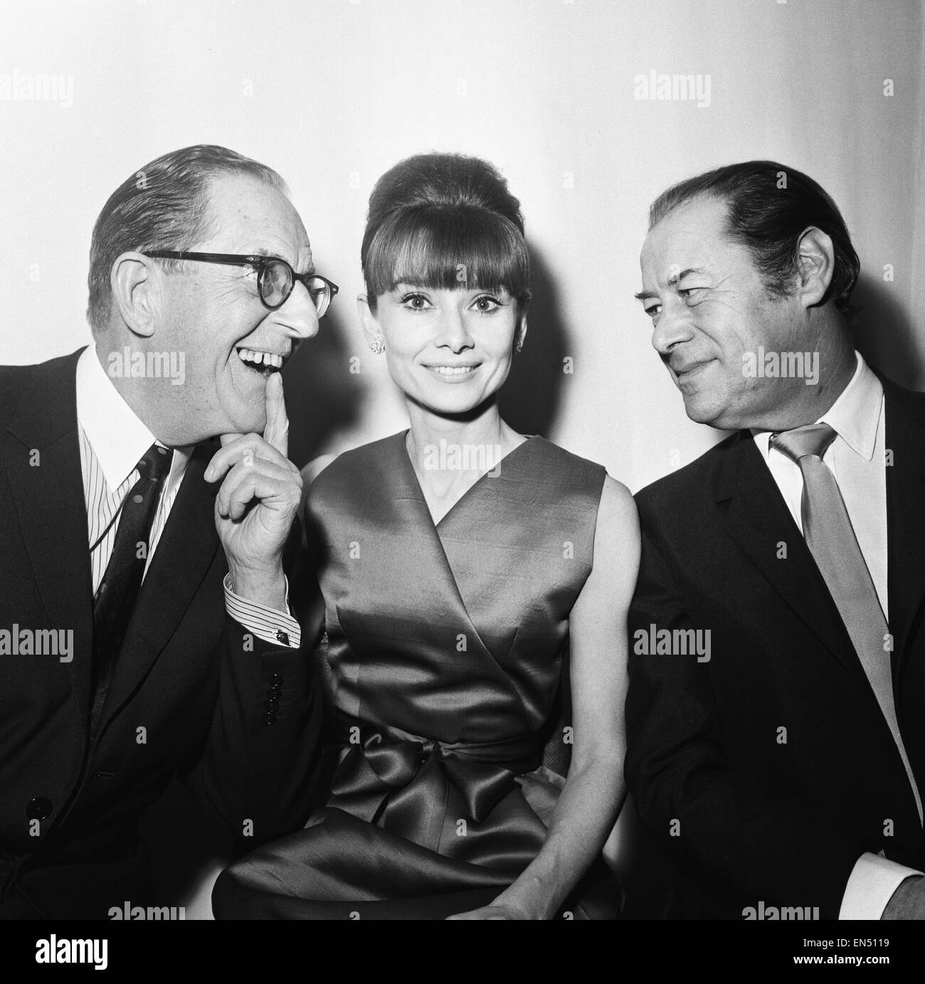 L actrice Audrey Hepburn photographiee avec Stan Holloway a gauche et Rex Harrison lors d une conference de presse reception a l Hotel Savoy a Londres tenue pour certaines des stars du film My Fair