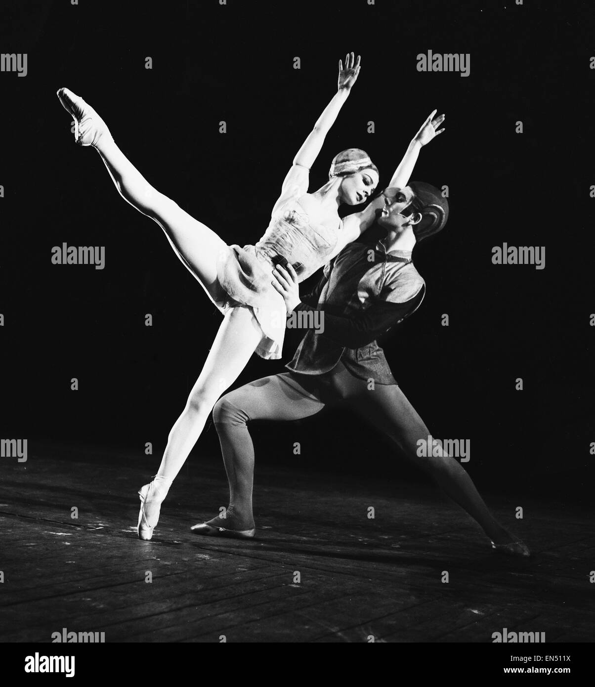Danseurs de Ballet Antoinette Sibley et Donlad Macleary en répétition sur la scène du Royal Opera House de Covent Garden pour leur part dans le nouveau ballet "Symphony" par Kenneth MacMillan. 14 février 1963. Banque D'Images