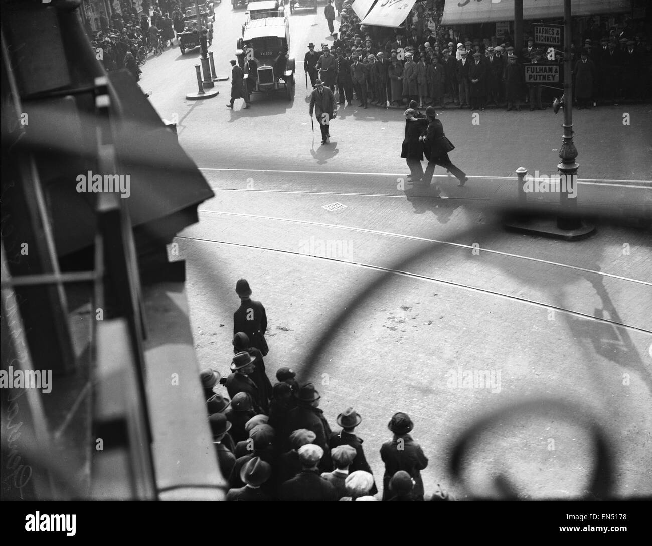 Scène à Hammersmith Broadway au 10e jour de la grève générale ; montrant un homme d'être conduit au poste de police après une perturbation. Le différend national a vu le jour après des négociations entre les mineurs et les propriétaires des mines n'a plus d'un salaire Banque D'Images