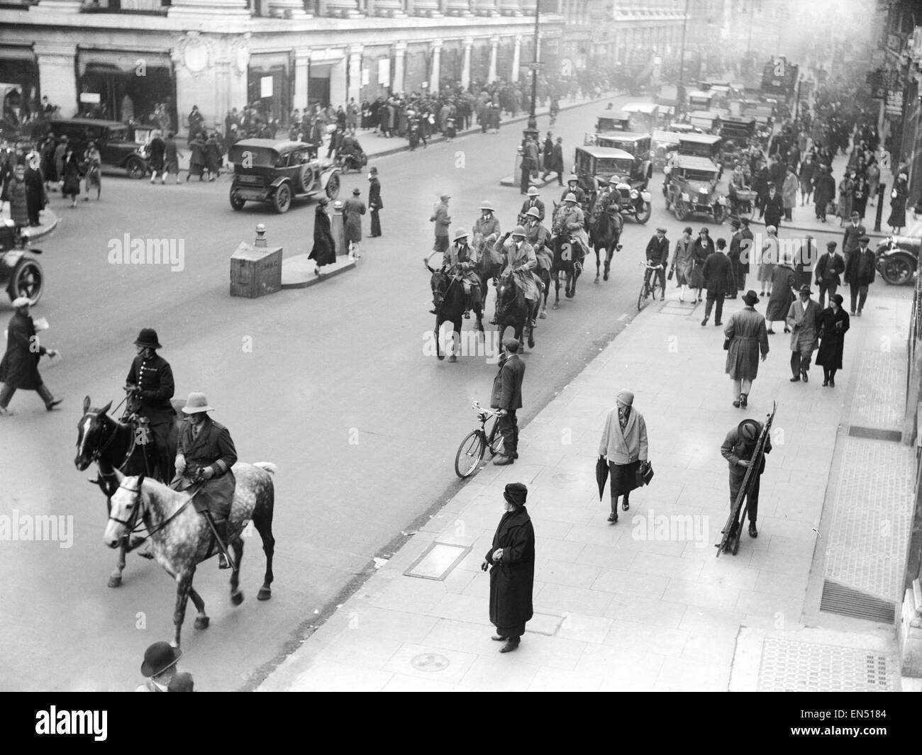 Scène générale dans Oxford Street sur le 9e jour de la grève générale. Les agents spéciaux montés peuvent être vus à patrouiller la rue. Le différend national a vu le jour après des négociations entre les mineurs et les propriétaires des mines n'a plus de salaire et un lock-out, le Banque D'Images