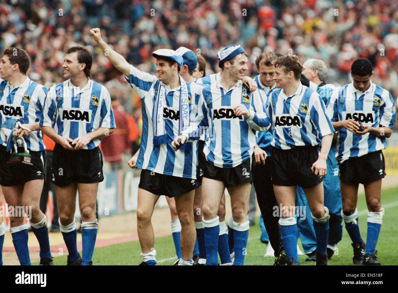 Rumbelows finale de la coupe de la Coupe au stade de Wembley. Sheffield Mercredi 1 v Manchester United 0. L'équipe de Sheffield Wednesday applaudir leurs fans sur un tour d'honneur avec le trophée lors de célébrations à la fin du match. 21 avril 1991. Banque D'Images