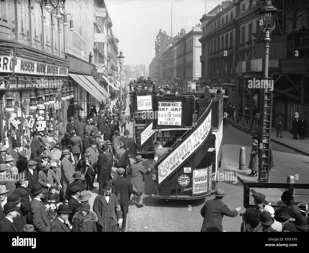 Scène générale dans Regents Street sur le 10e jour de la grève générale. Les bénévoles peuvent être vu agissant en tant que conducteurs de bus. Le différend national a vu le jour après des négociations entre les mineurs et les propriétaires des mines n'a plus de salaire et un lock-out, la grève beg Banque D'Images