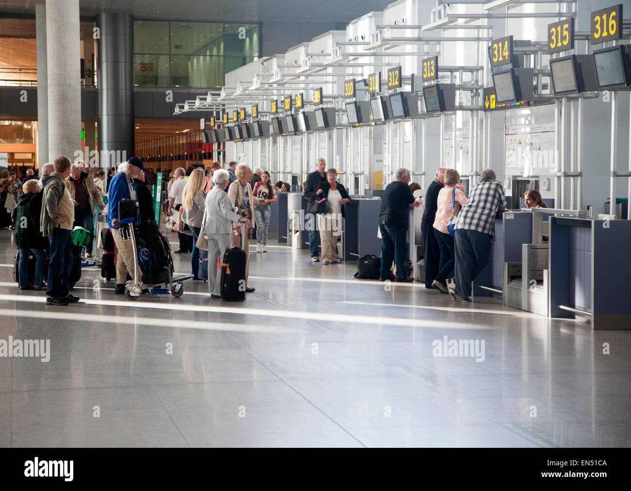 Les personnes en attente d'enregistrement dans l'intérieur de l'aéroport de Malaga, Espagne Banque D'Images