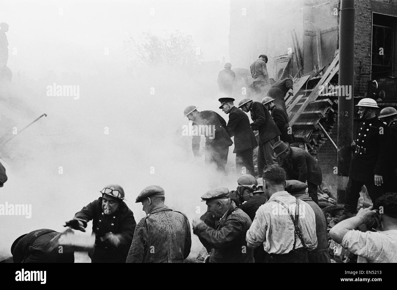 V1 (Robotplane) dégâts sur Rosebery Avenue. Les pompiers et les services de secours au travail. 6 Juillet 1944 Banque D'Images