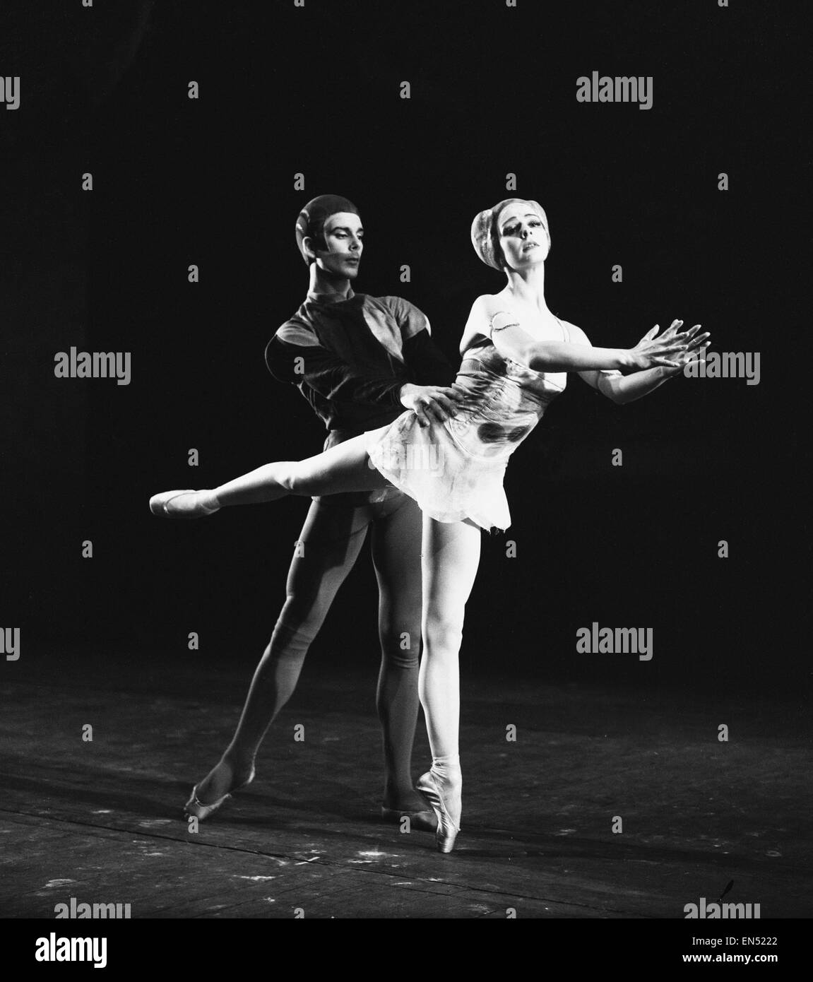 Danseurs de Ballet Antoinette Sibley et Donlad Macleary en répétition sur la scène du Royal Opera House de Covent Garden pour leur part dans le nouveau ballet "Symphony" par Kenneth MacMillan. 14 février 1963. Banque D'Images
