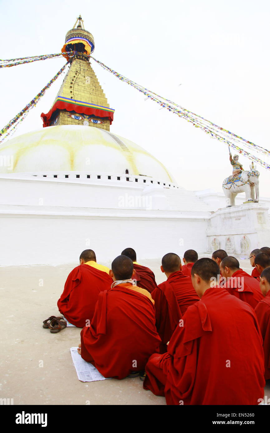 Les moines priant dans le temple stupa Boudhanath, Katmandou, Népal Banque D'Images