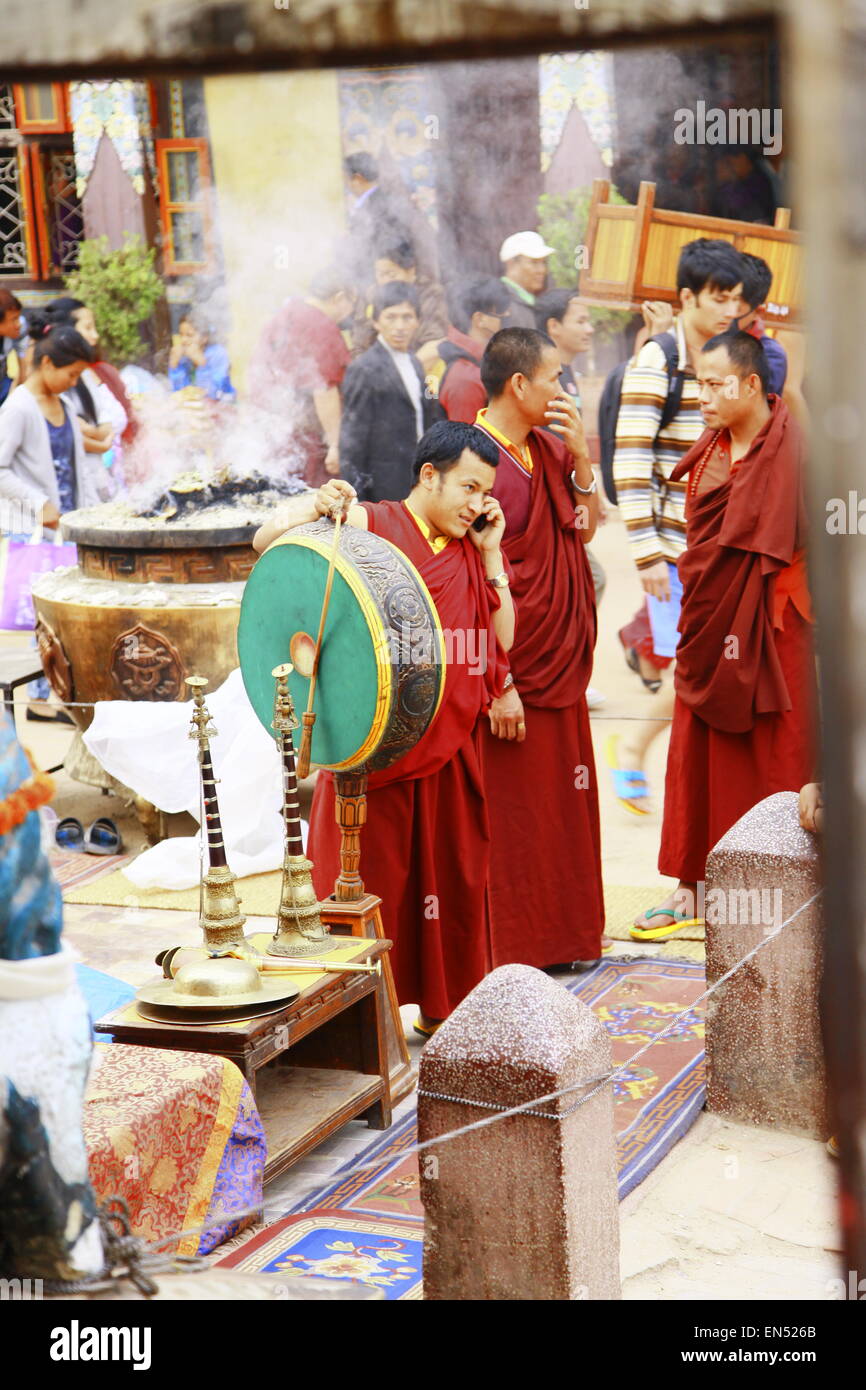 La vie quotidienne des moines népalais de Katmandou. Le temple stupa Boudanath Banque D'Images