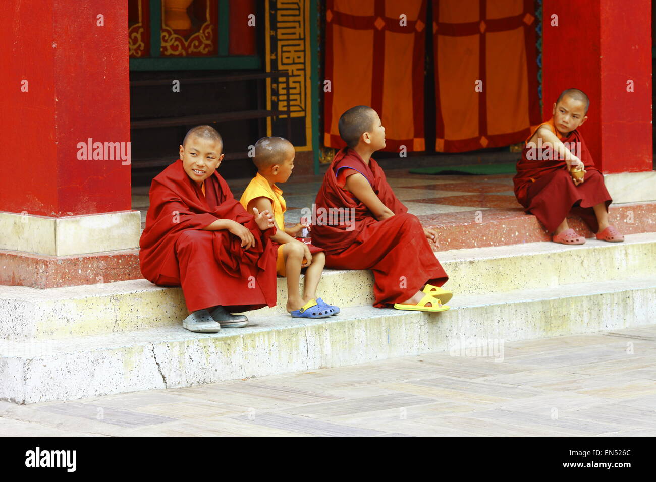 Les enfants moines souriant à Katmandou temple Banque D'Images