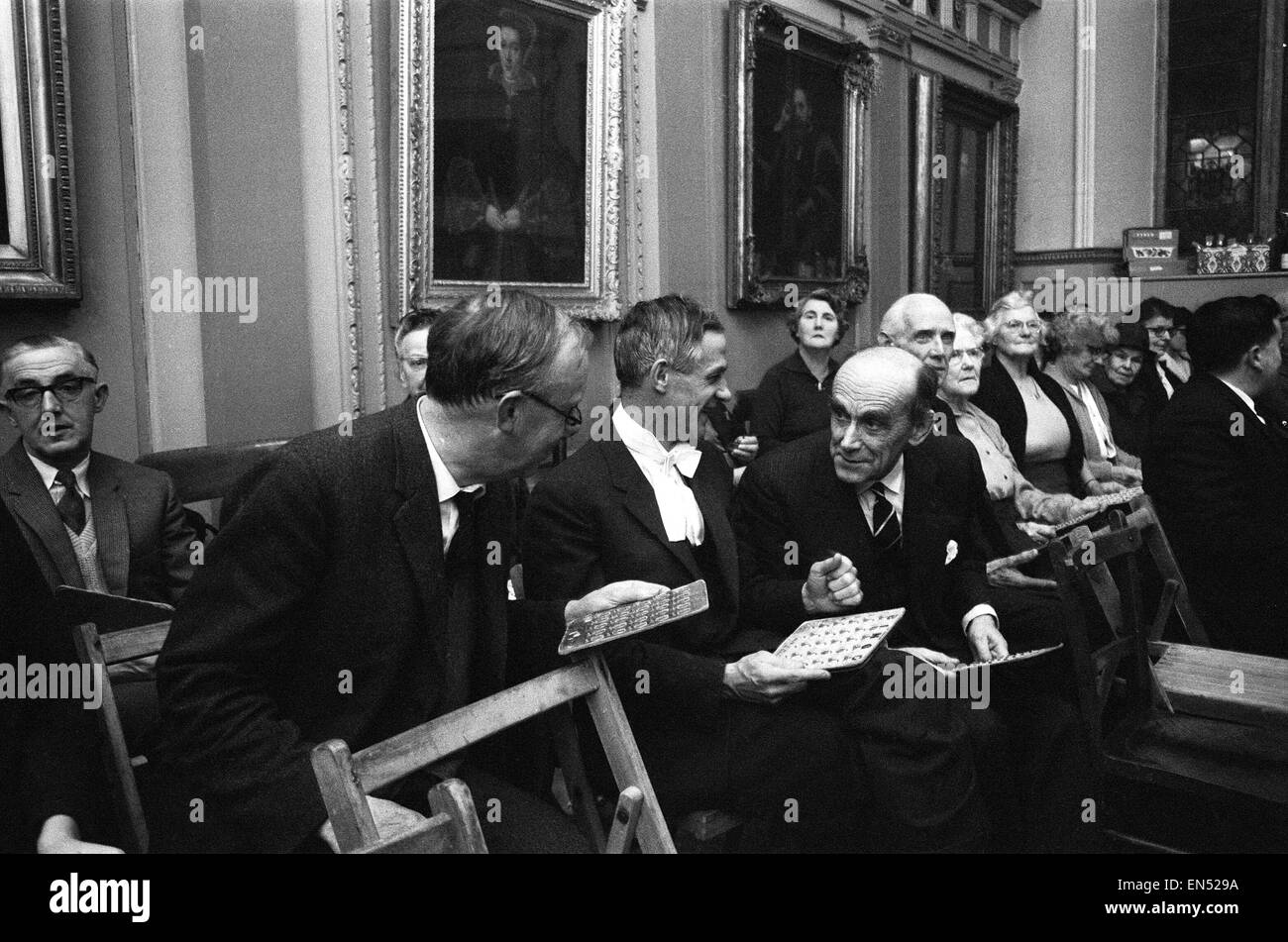 A. L. P. Norrington, Président, Trinity College d'Oxford, le 14 décembre 1966. Arthur Lionel Pugh Norrington (à droite) jouent au bingo. Banque D'Images