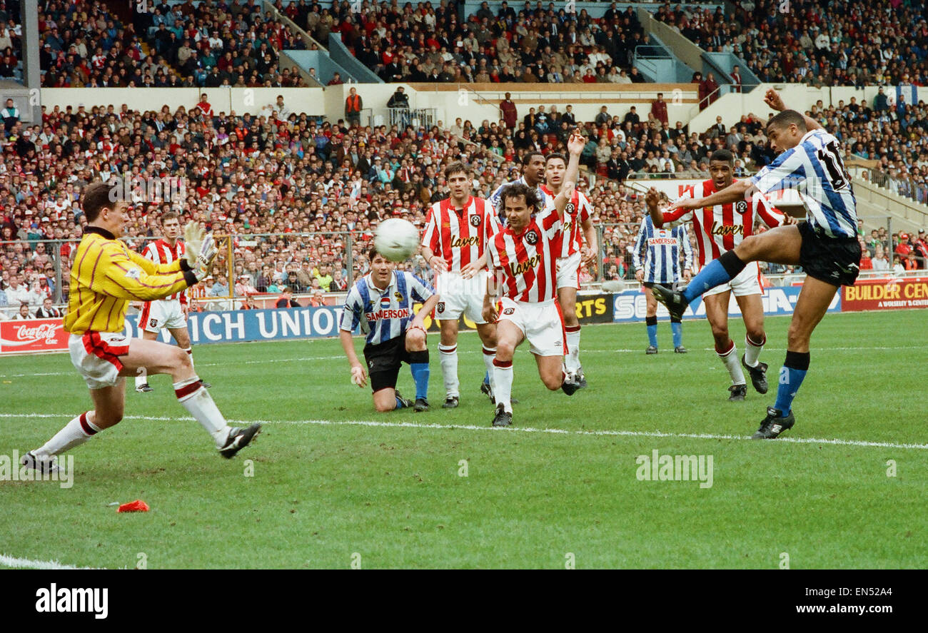 FA Cup Semi finale au stade de Wembley. 2 v Sheffield Wednesday Sheffield United 1. Mercredi's Mark Bright tire au but comme United gardien Alan Kelly tente d'effectuer la sauvegarde. 3e avril 1993. Banque D'Images