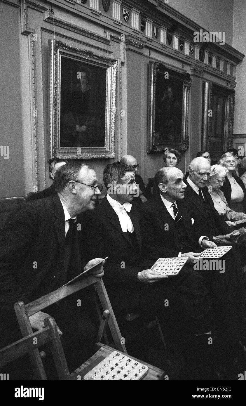 A. L. P. Norrington, Président, Trinity College d'Oxford, le 14 décembre 1966. Arthur Lionel Pugh Norrington (3e de gauche) jouent au bingo. Banque D'Images