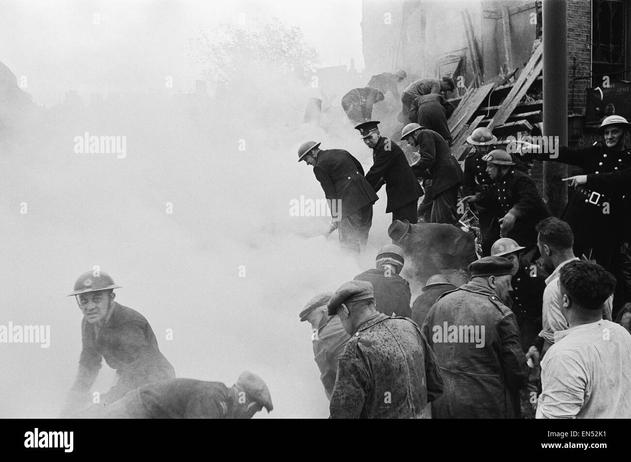 V1 (Robotplane) dégâts sur Rosebery Avenue. Les pompiers et les services de secours au travail. 6 Juillet 1944 Banque D'Images
