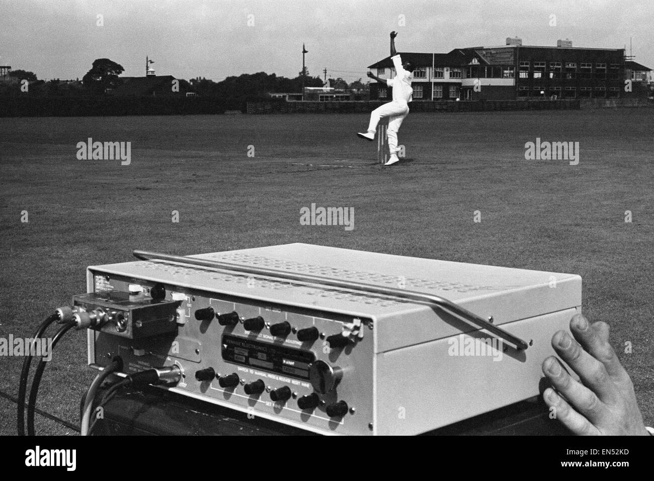 Test de vitesse bowling en utilisant un dispositif électronique pour mesurer la vitesse. 15 août 1966. Banque D'Images