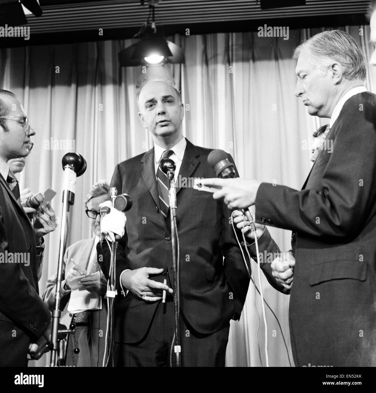 Paul Volcker USA Sous-secrétaire du Trésor le 16 août 1971. M. Volcker est au Royaume-Uni pour discuter le président Nixon' action sur le flottement du dollar. Sur la photo à l'aéroport Heathrow de Londres. Banque D'Images