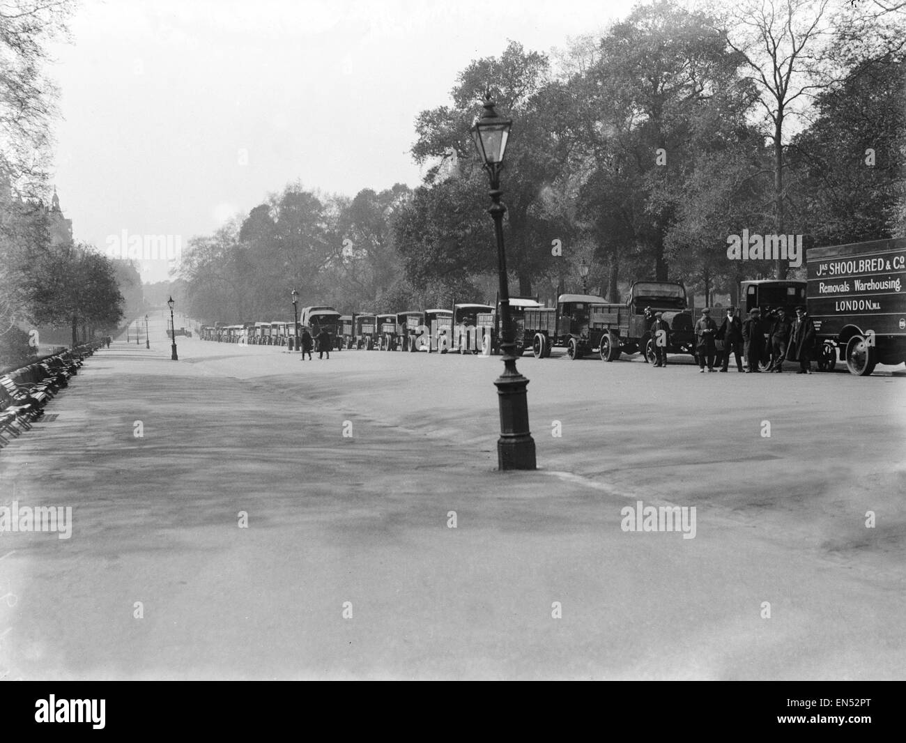 Le transport des aliments alignés dans Hyde Park sur le deuxième jour de la grève générale. Hyde Park a été fermée pour la durée de la grève et a été rapidement transformé en grand le lait et l'essence de vider le différend national a vu le jour après des négociations entre le m Banque D'Images