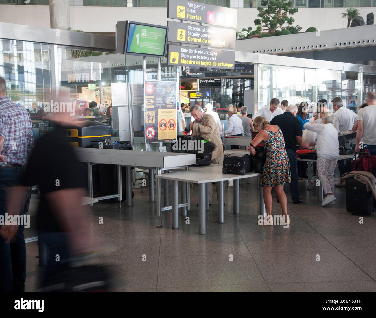 Airport security checking baggage Banque de photographies et d'images à  haute résolution - Alamy