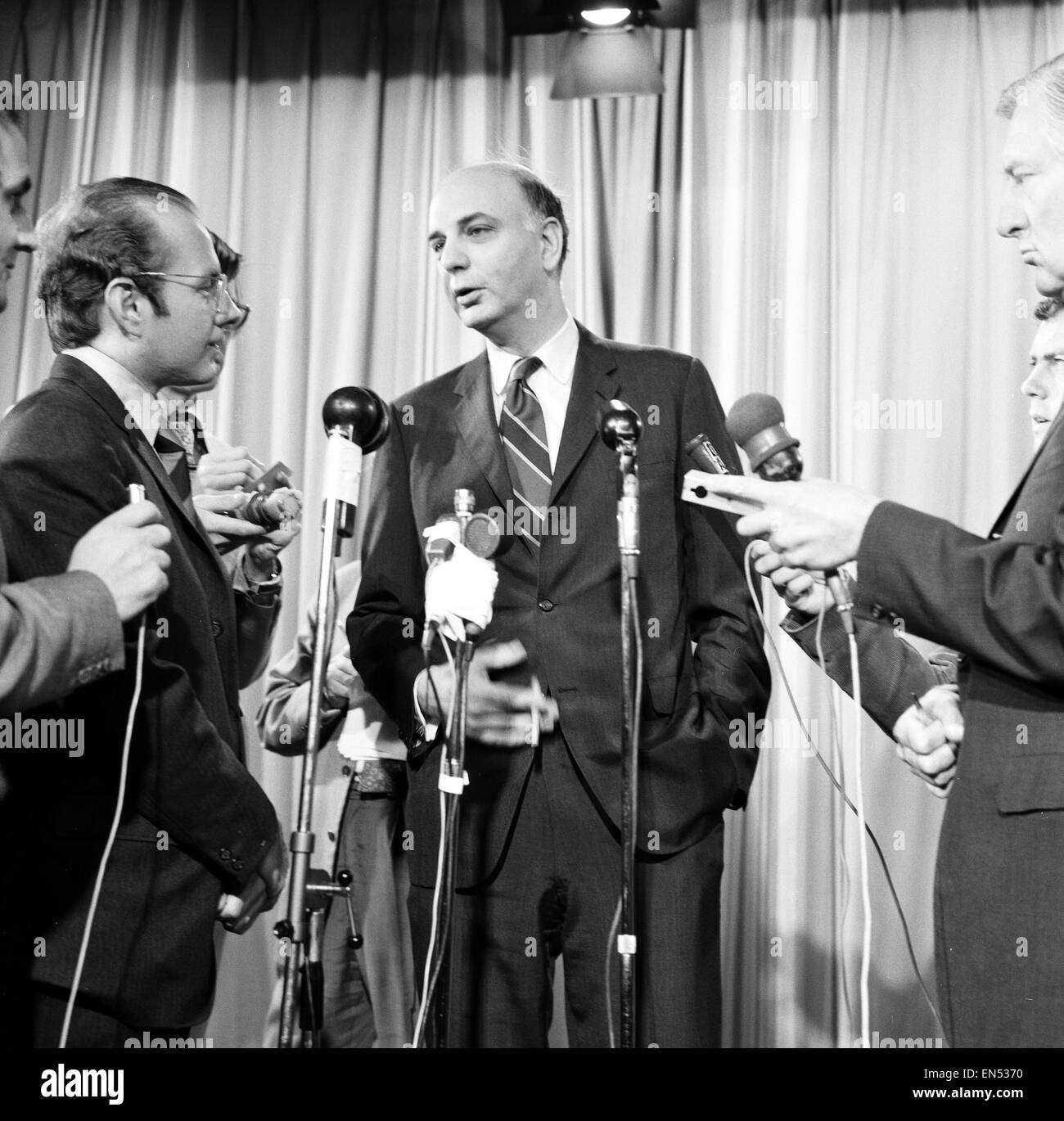 Paul Volcker USA Sous-secrétaire du Trésor le 16 août 1971. M. Volcker est au Royaume-Uni pour discuter le président Nixon' action sur le flottement du dollar. Sur la photo à l'aéroport Heathrow de Londres. Banque D'Images