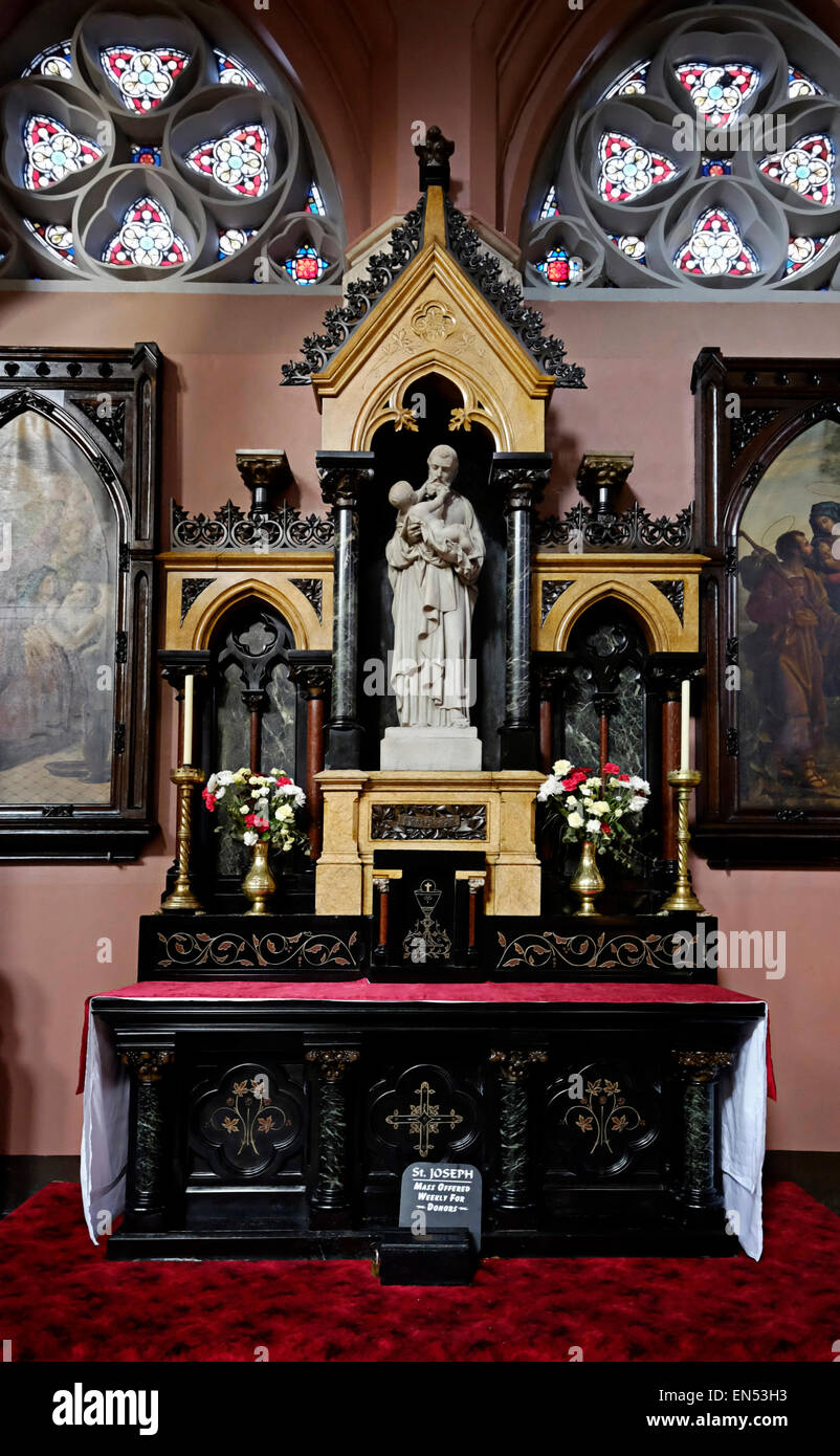 Culte autel à Saint Joseph à St Peter et Paul's Church dans la ville de Cork en Irlande Banque D'Images