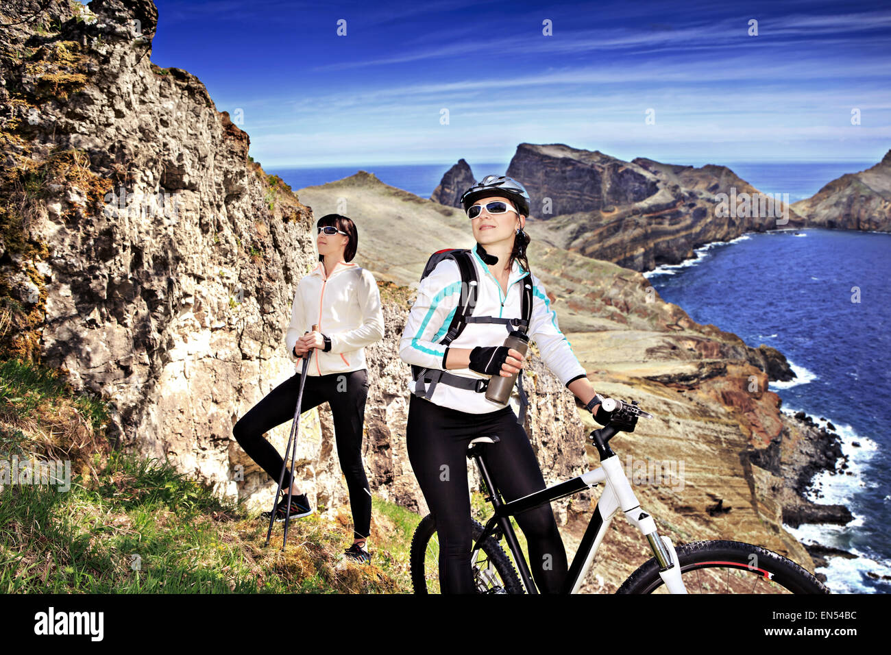Femme randonnées en montagne Banque D'Images