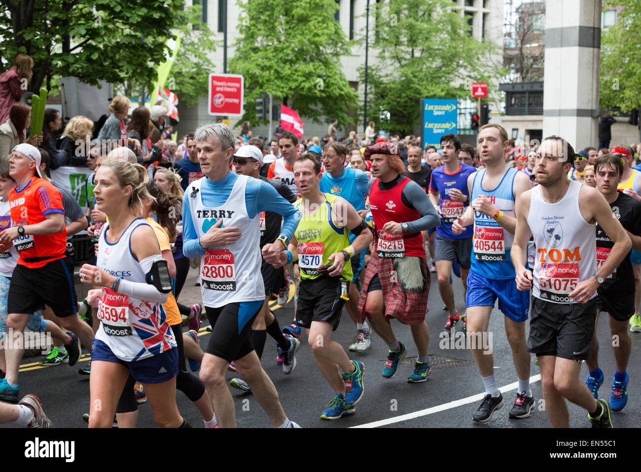 Club, charité et bulletin de coureurs, tournant à la Virgin Money 2015 Marathon de Londres Banque D'Images