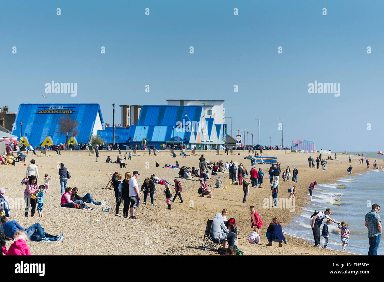 Les personnes bénéficiant du beau temps sur la plage de Jubilee à Southend. Banque D'Images