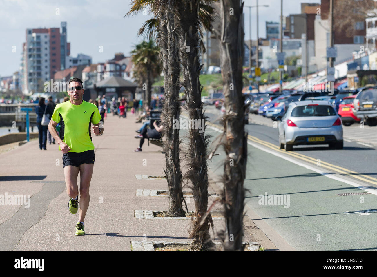 Un homme du jogging le long du front de mer de Southend dans l'Essex. Banque D'Images