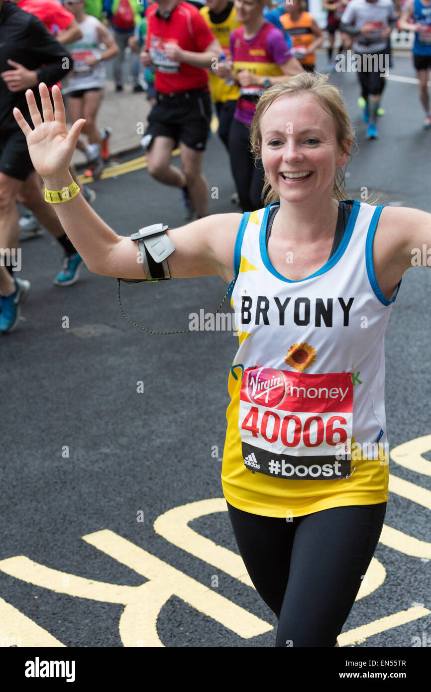 Club, charité et bulletin de coureurs, tournant à la Virgin Money 2015 Marathon de Londres Banque D'Images