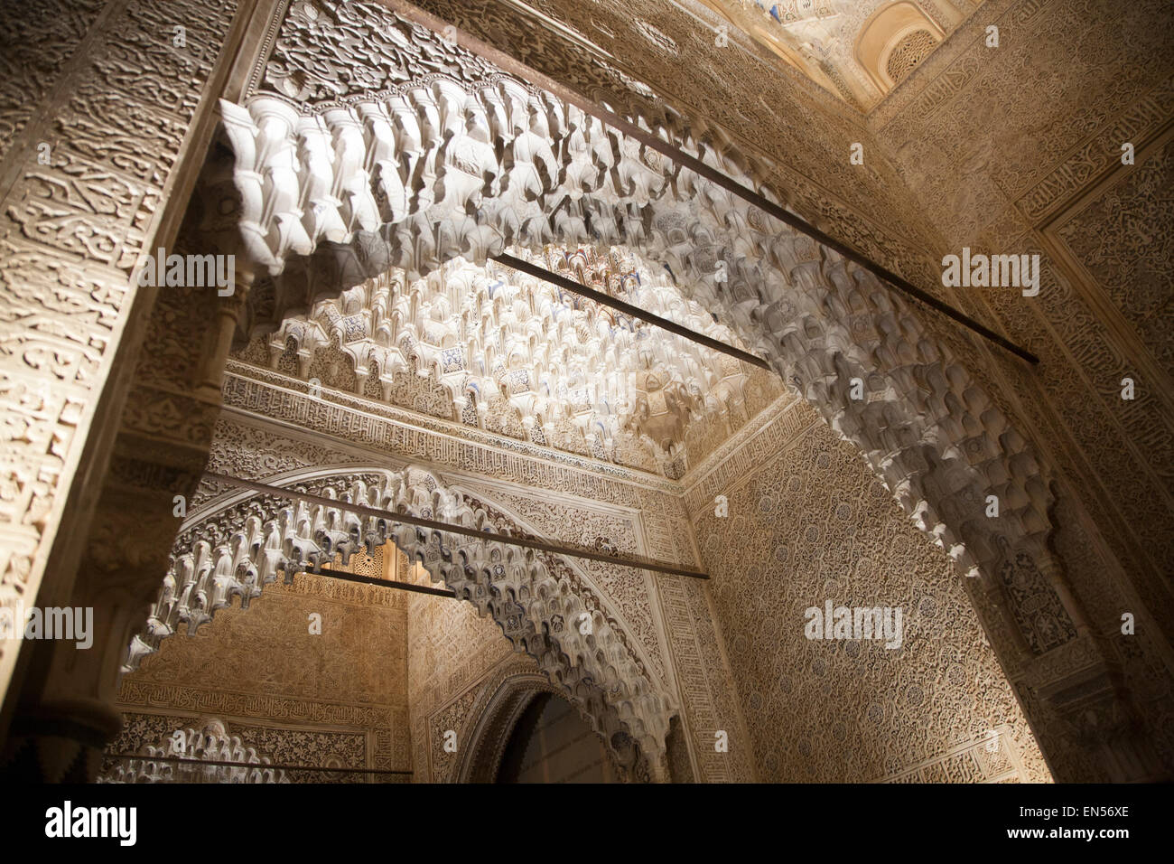 Vue nocturne illuminé richement décorées de pierres islamique Alhmabra plafond palais, Granada, Espagne Banque D'Images
