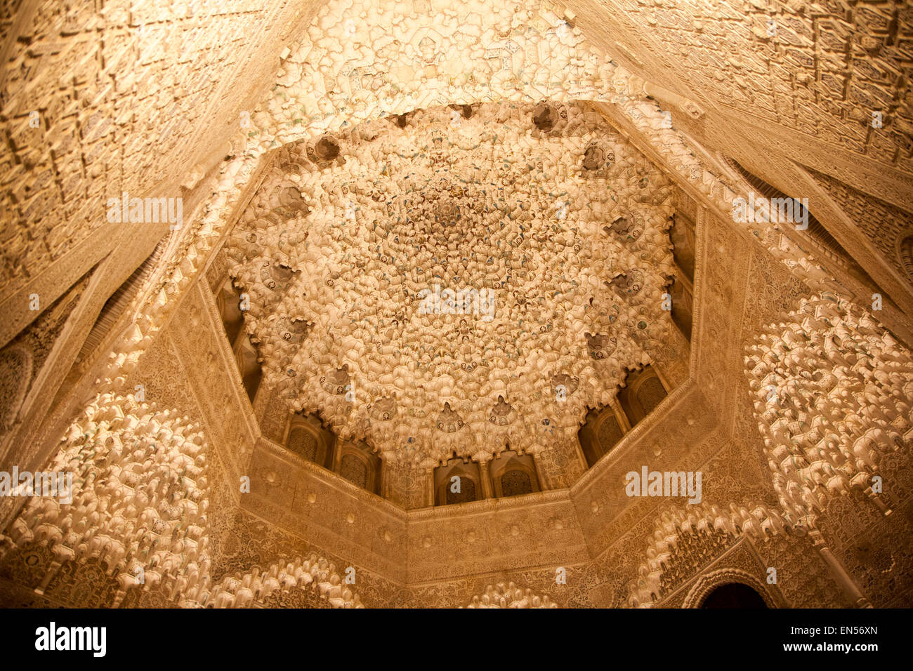 Vue nocturne illuminé richement décorées de pierres islamique arch Alhmabra palais, Granada, Espagne Banque D'Images