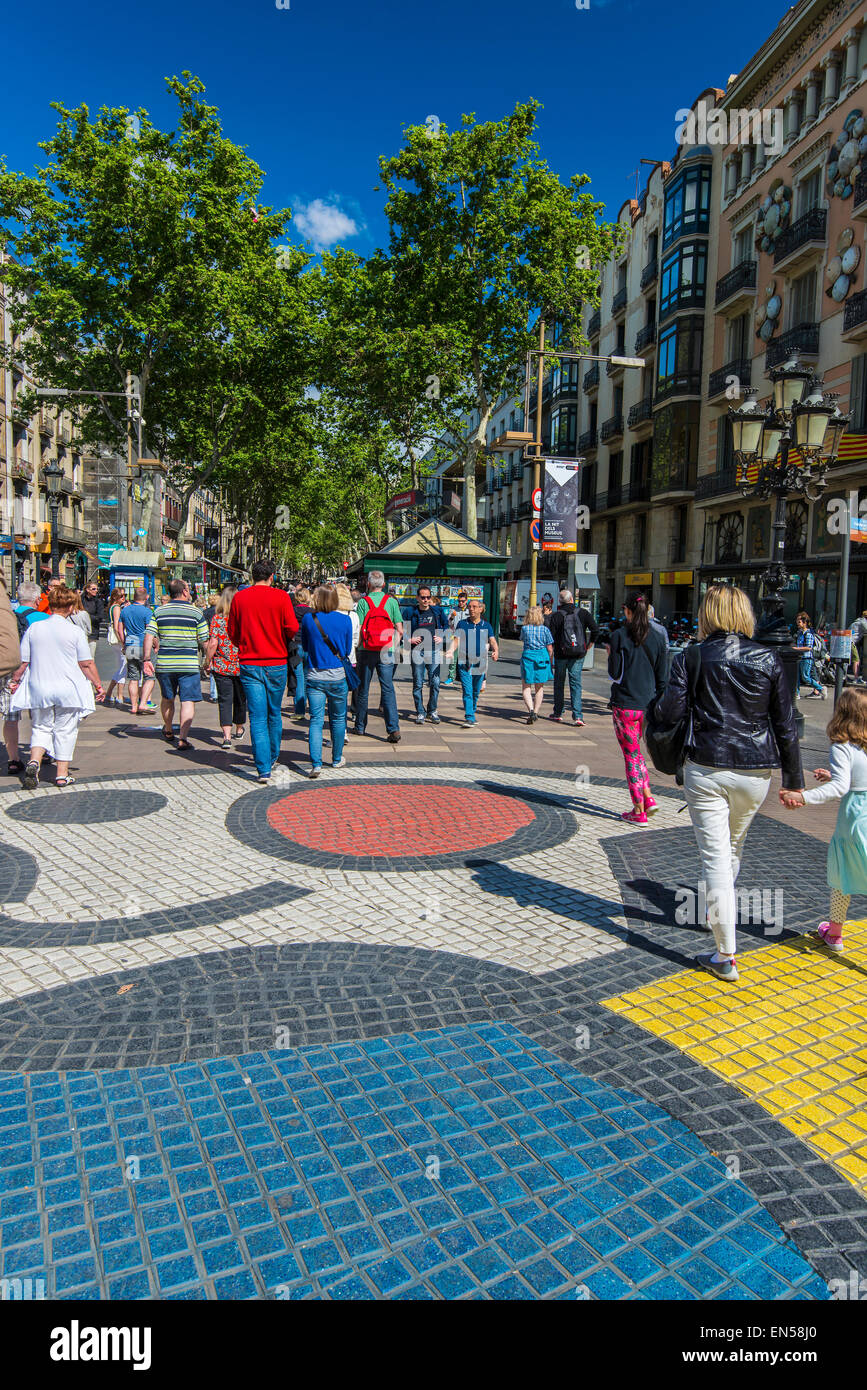 Mosaïque de la chaussée colorée de Joan Miro sur la rue de la Rambla, Barcelone, Catalogne, Espagne Banque D'Images