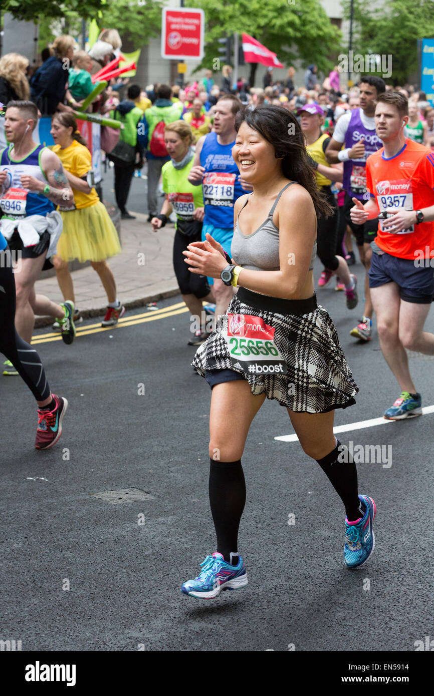 Club, charité et bulletin de coureurs, tournant à la Virgin Money 2015 Marathon de Londres Banque D'Images