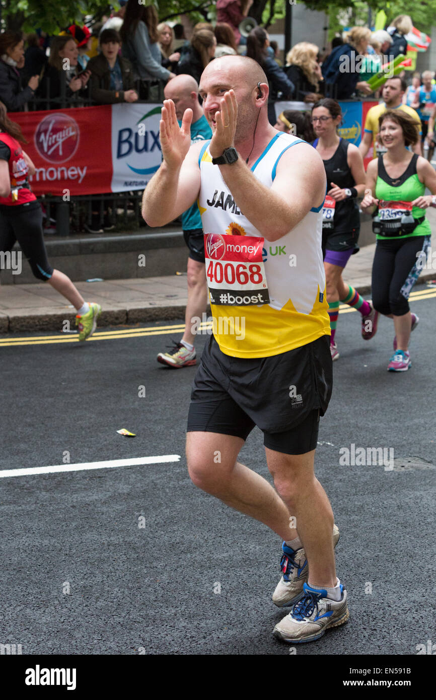 Club, charité et bulletin de coureurs, tournant à la Virgin Money 2015 Marathon de Londres Banque D'Images