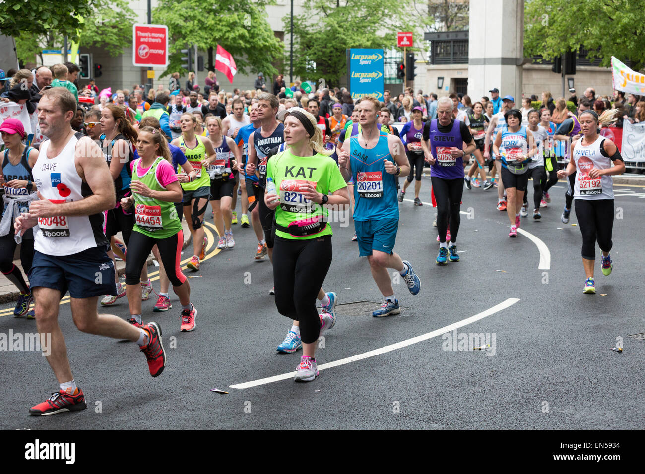 Club, charité et bulletin de coureurs, tournant à la Virgin Money 2015 Marathon de Londres Banque D'Images